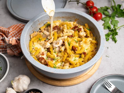 One Pot Pasta mit getrockneten Tomaten und Hähnchen