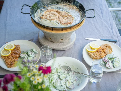 Gurkensalat & Schnitzel vom Tischgrill – Traditionelles Rezept