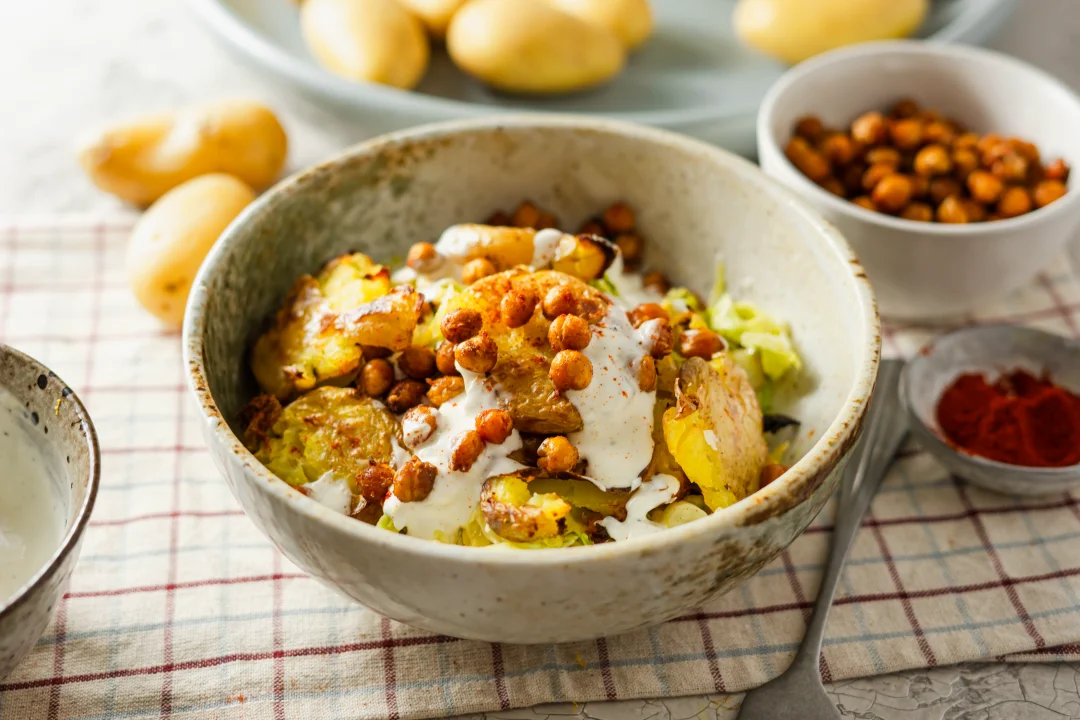 Spitzkohlsalat mit Smashed Potatoes