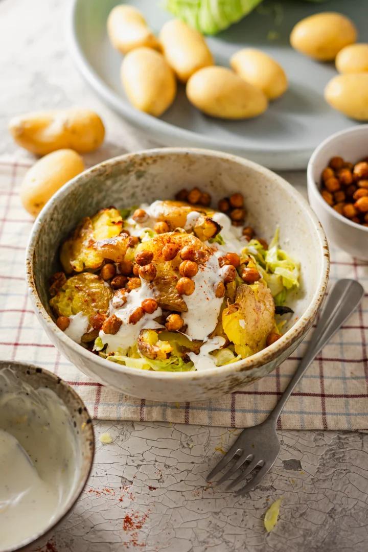 Spitzkohlsalat mit Smashed Potatoes