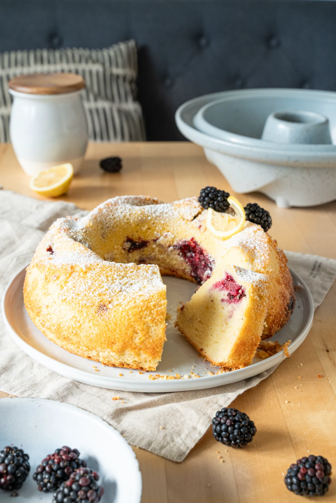 Zitronengugelhupf mit Brombeer-Swirl