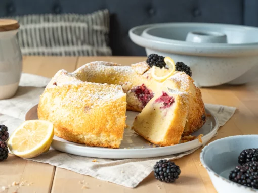 Zitronengugelhupf mit Brombeer-Swirl – Saftiger Kuchen Genuss