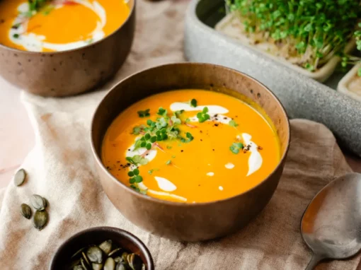 Wärmende Kürbis-Ingwer-Suppe mit Microgreens | Rezept