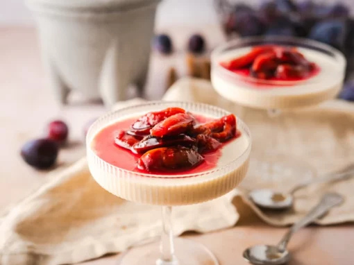 Joghurt Panna Cotta mit Zwetschgenkompott – Einfaches Rezept